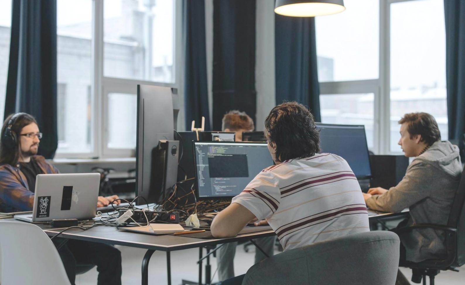 Studenti al lavoro su progetti di arte 3D con software professionali