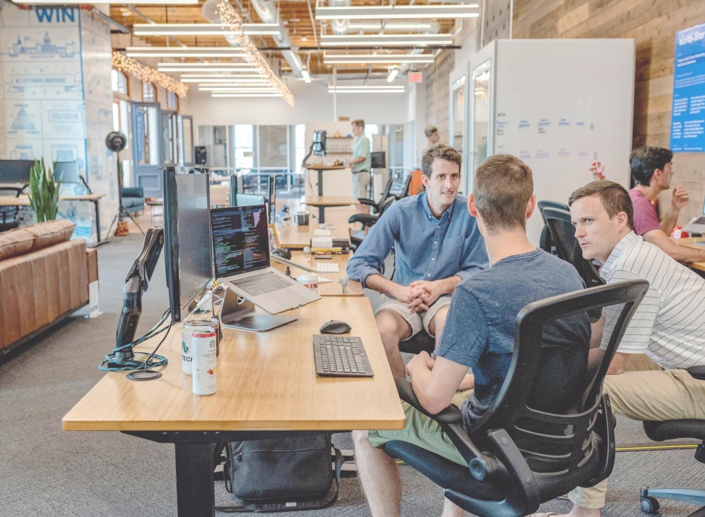 Workspace con multiple schermate di software 3D in fase di lavorazione